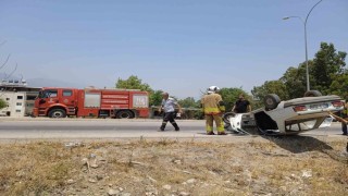 Kırıkhanda ters dönen otomobildeki 2 kişi yaralandı
