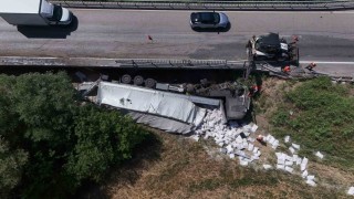 Kırıkkalede un yüklü tır köprüden devrildi: 1 ağır yaralı