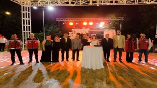 Kırklareli Valisi Turan, Evlenecek Gençlerin Desteklenmesi projesinden yararlanan çiftin nikah şahidi oldu