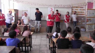 Kızılayın yardım eli çocuklara uzandı