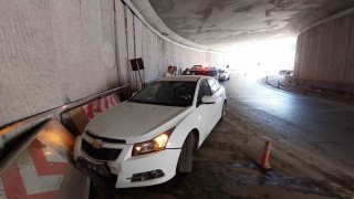 Kızlarının mezuniyet törenine giden aile ucube alt geçitte kaza yaptı: 3 yaralı