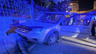 Kontrolden çıkan araç bahçe duvarına çarptı: 1 yaralı