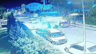Kontrolden çıkan motosiklet otomobilin altına girdi