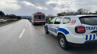 Kontrolden çıkan otomobil karşı şeride geçti, yaşanan trafik kazasında 2 kişi yaralandı