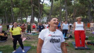 Konyaaltılılar keman dinletisi eşliğinde yoga yaptı