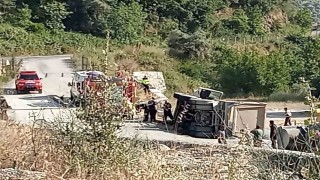 Köşkte kum kamyonu devrildi: 1 yaralı