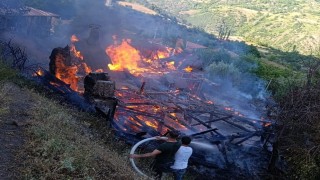 Köyde çıkan yangın 2 evi küle çevirdi