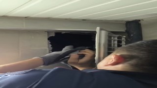 Kuaförün havalandırma boşluğuna sıkışan güvercini itfaiye ekipleri kurtardı