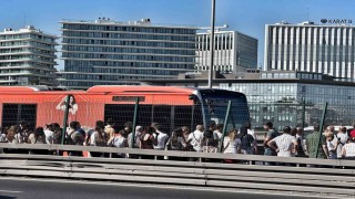 Küçükçekmecede metrobüste yangın paniği
