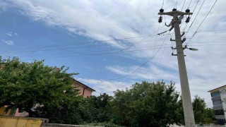Kuluda aşırı rüzgardan elektrik teli koptu, mahalle elektriksiz kaldı