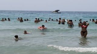 Kuşadasında plajlarda bayram yoğunluğu