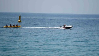Kuşadasında sıcak havadan bunalanlar plajlara akın etti