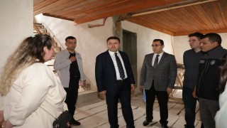 Kütahyada Gençlik Merkezi olarak restorasyonu süren tarihi konakta inceleme