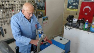 Kütahyada Kurban Bayramı öncesi ustaların bıçak bileme mesaisi başladı