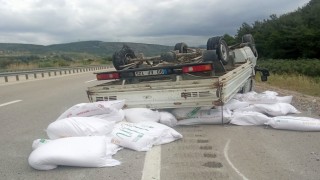 Lastiği patlayan kamyonet takla attı