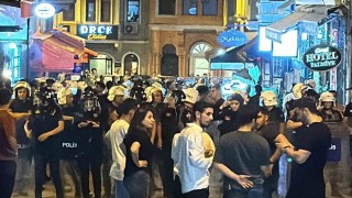 Leman dergisine tepki gösteren vatandaşlar, dergi binası önünde toplandı