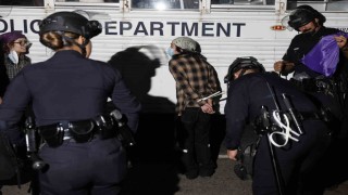 Los Angeles sokakları alev alev: 100den fazla kişi gözaltına alındı