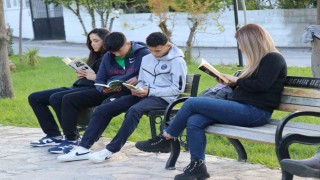 Mahalleli kitap okusun diye muhtarlığı kütüphaneye çevirdi