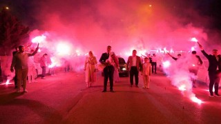 Mahalleyi festival alanına çevirerek kız istemeye gitti