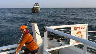 Makine arızası nedeniyle sürüklenen 22 metrelik tekne kurtarıldı