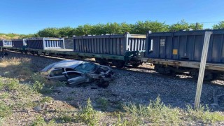 Malatyada yük treni hemzemin geçitte otomobile çarptı: 5 yaralı