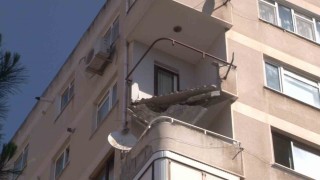 Maltepede bir binanın çöken balkonu paniğe neden oldu