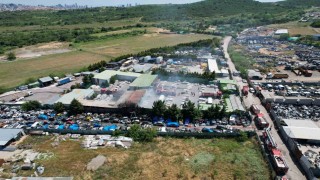 Maltepede seramik deposunda çıkan yangın hurdalık alana sıçradı