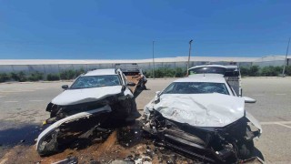 Manavgatta iki araç kafa kafaya çarpıştı: 4 yaralı