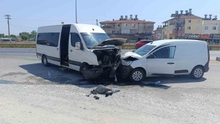 Manavgatta tur aracı hafif ticari araçla kafa kafaya çarpıştı: 6 yaralı