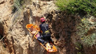 Manzara izlemek için falezlere inmek isteyen kadın turist ölümden döndü