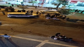 Mardinde hafif ticari araç refüje çarparak durdu
