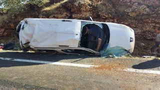 Mardinde hafif ticari araç takla attı, 3 kişi yaralandı