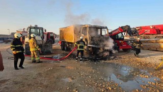 Mardinde hafriyat kamyonu yangında kül oldu