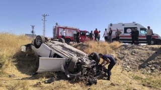 Mardinde şarampole devrilen otomobilin sürücüsü yaralandı