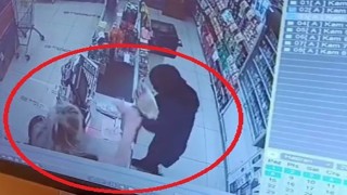 Market çalışanı kadınlar arasındaki tartışma şiddetle sonuçlandı: O anlar kamerada
