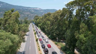 Marmaris-Gökova yolunda 7 kilometrelik araç kuyruğu havadan görüntülendi