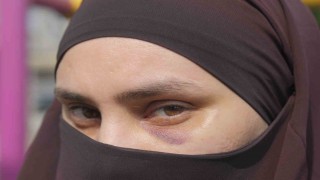 Mersinde bir kadın, çocuklarının önünde darbedildi