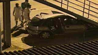 Mersinde otomobil üst geçide çarptı: 6 yaralı