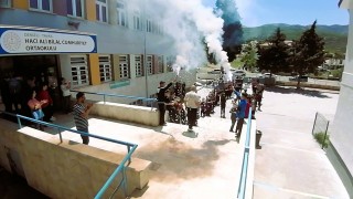 Meşale ve konfetilerle uğurlanan emektar öğretmenden duygulandıran öğütler
