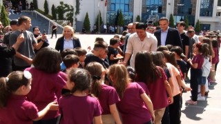 Mesut Özil, öğrencilerle bir araya geldi