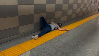 Metro istasyonunda sızıp kaldı; Ben neredeyim, bırakın yatayım dedi