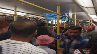 Metroda yer verme tartışması çıktı, ortalık karıştı...