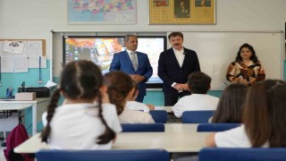Milli Eğitim Bakanı Yusuf Tekin Bahçelievlerde öğrencilerin karne heyecanına ortak oldu