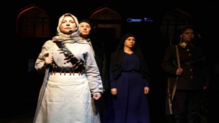 Milli mücadele kahramanı kadınların kıyafetlerini yeniden tasarlayıp defilede mankenlik yaptılar
