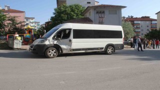 Minibüs ile çarpışan motosiklet sürücüsü hayatını kaybetti