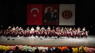 Minik öğrencilerin mezuniyet sevinci