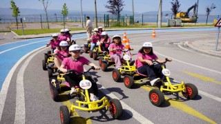 Minikler, trafik kurallarını eğitim parkında öğreniyor