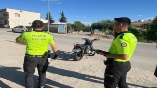 Motosiklet ile kamyonet çarpıştı: 1 yaralı