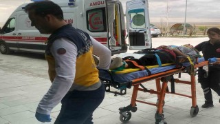 Motosiklet kaldırıma çarptı: 2 yaralı