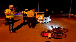 Motosiklet otomobile arkadan çarptı: 1 yaralı